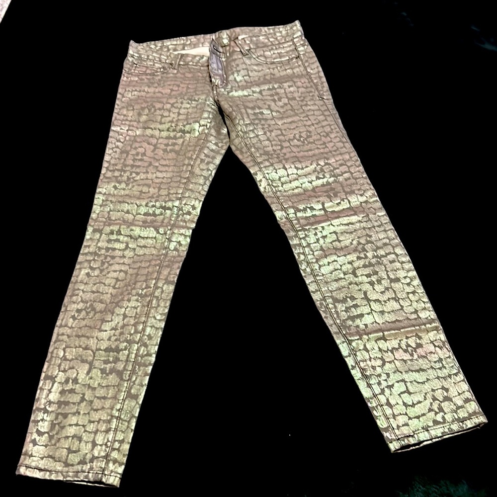 beautiful pants, their color is gray and you can look like a little rainbow